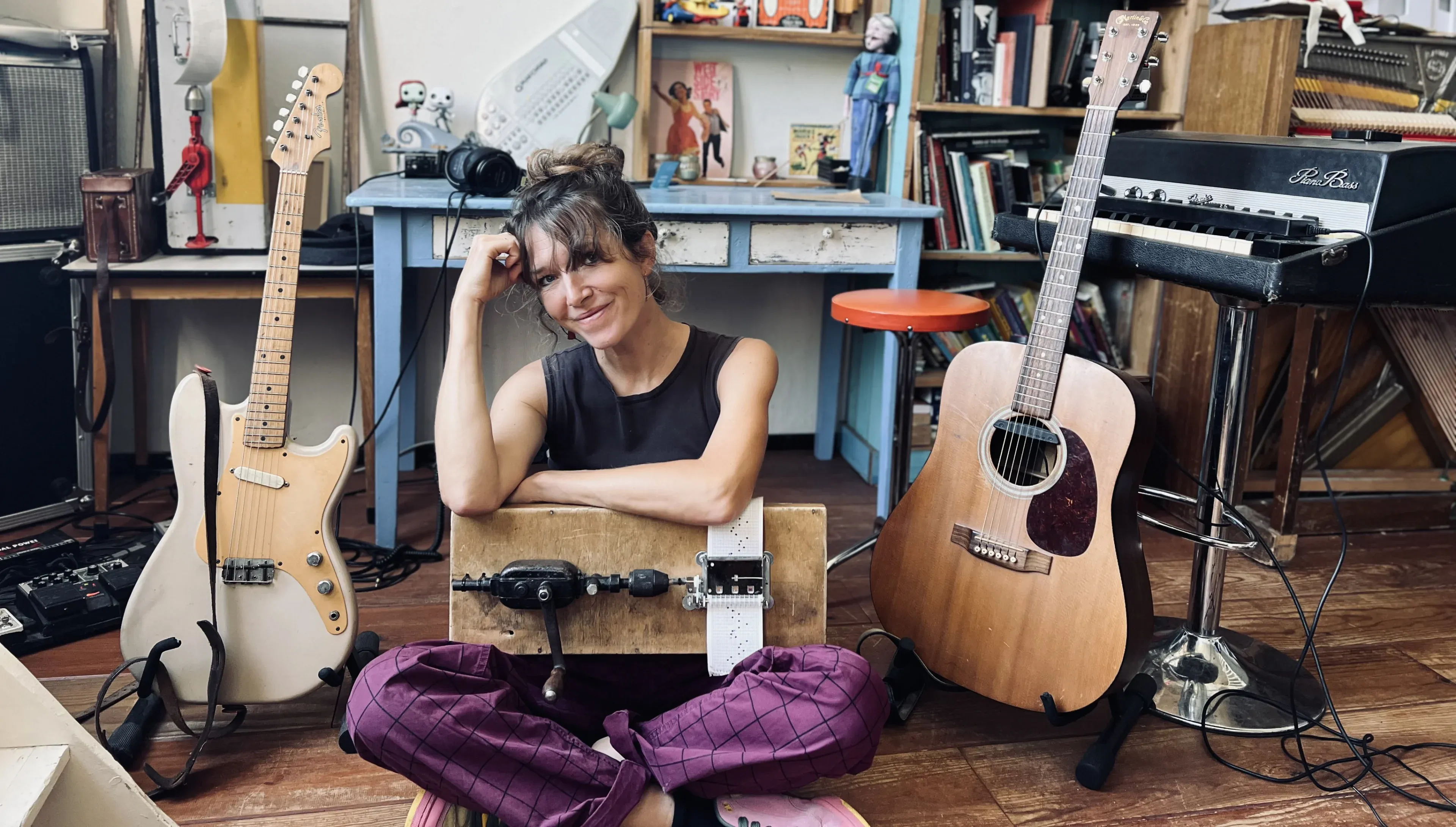 Marike Jager in haar muziekstudio
