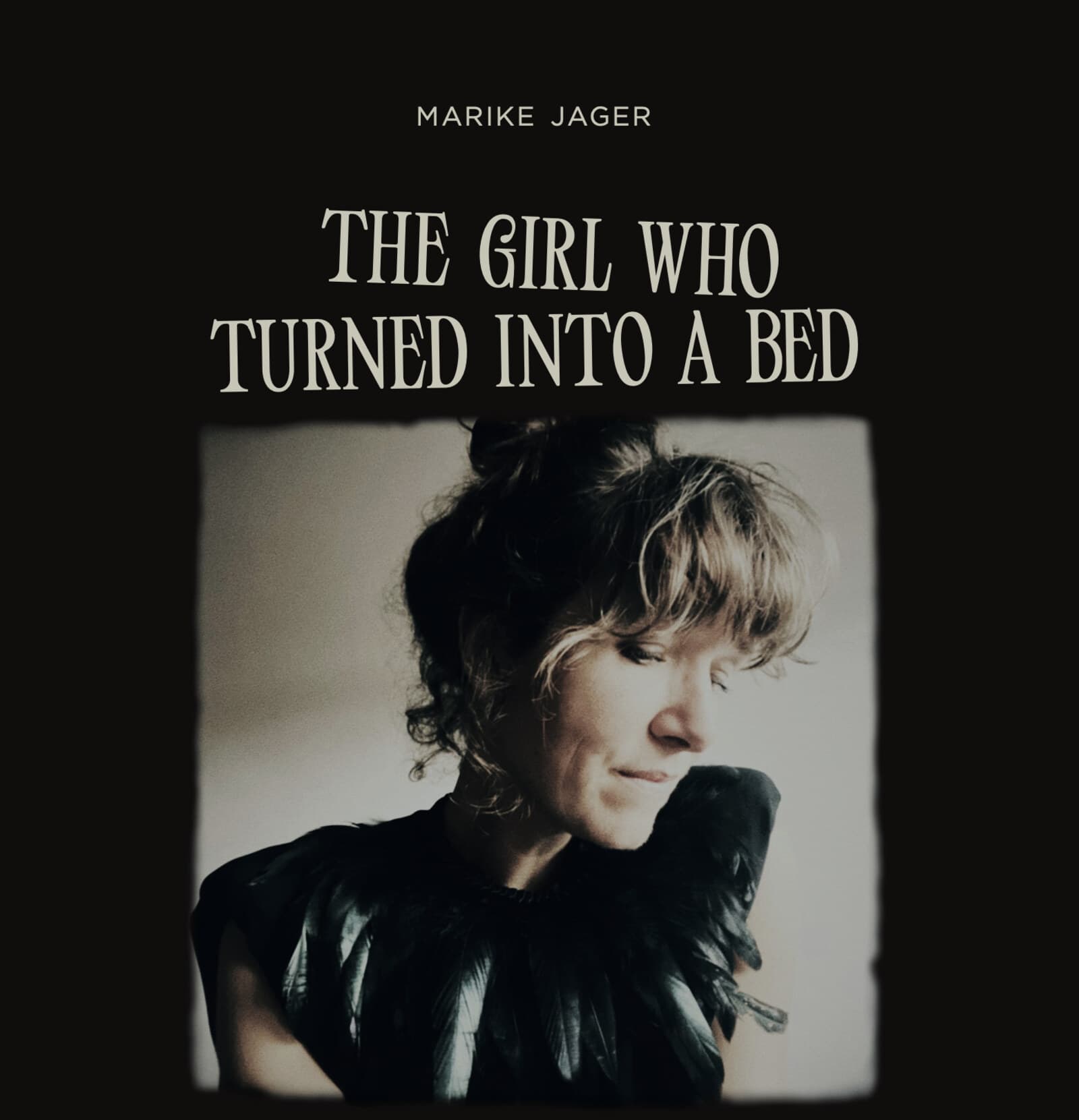 Hoes van The Girl Who Turned Into A Bed